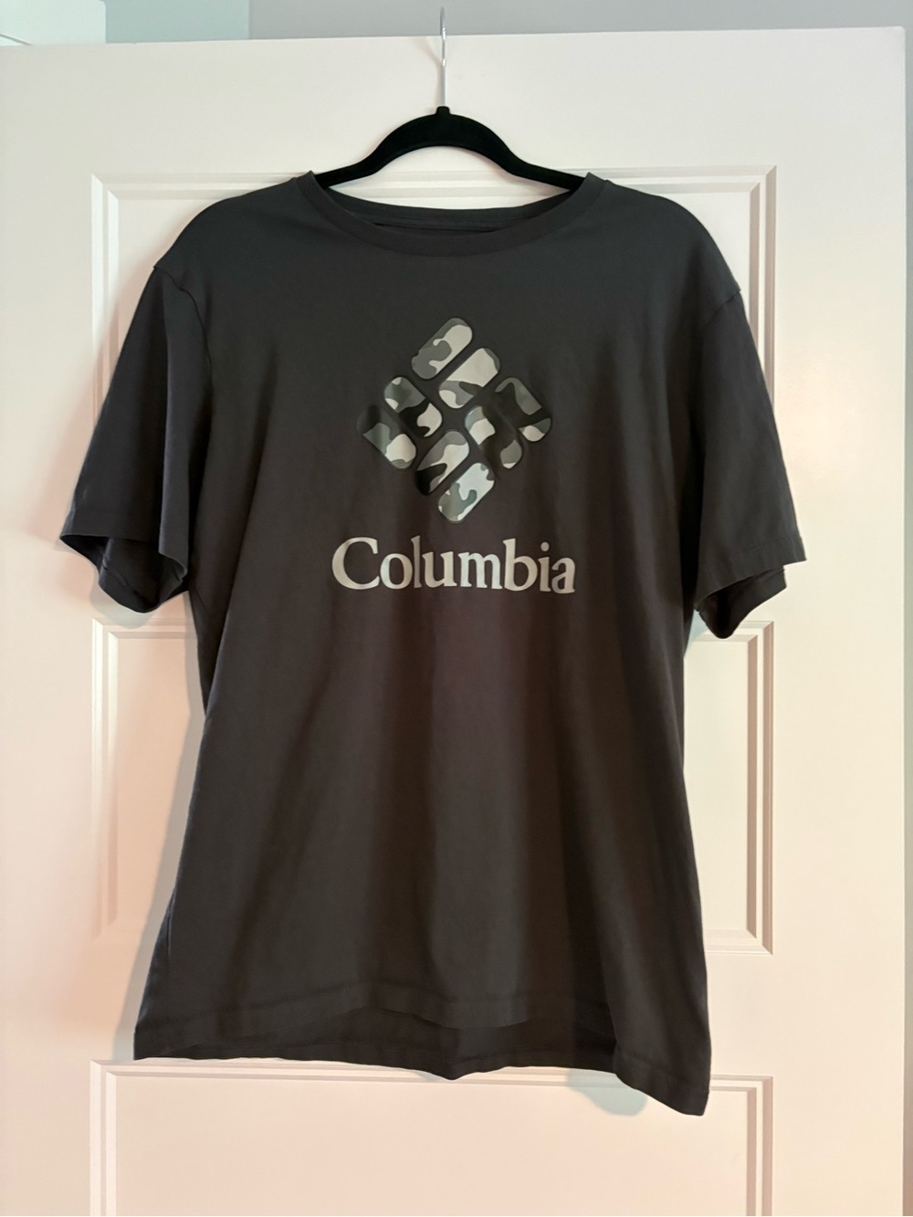 Columbia Men's Short-Sleeve Camo Logo Tee — Charcoal
